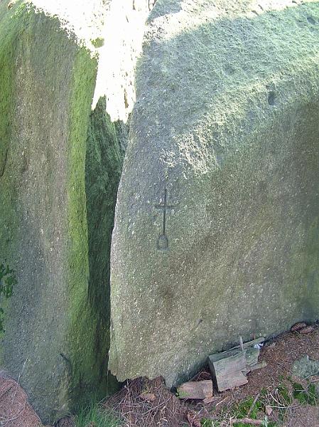 Holubuv kriz - znacka.jpg - Holubův kříž na Žulovém vrchu. Znak na kameni pod křížem